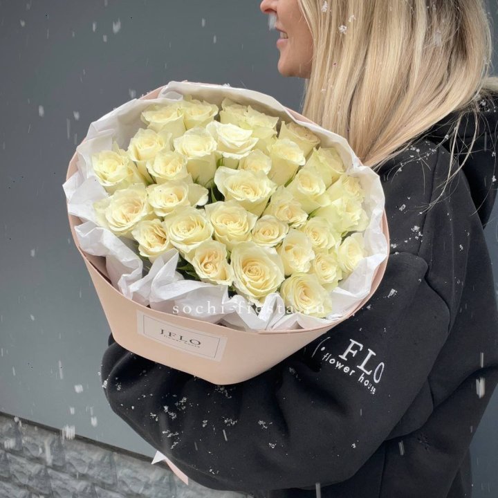 31 белая роза в оформлении в Тюмени