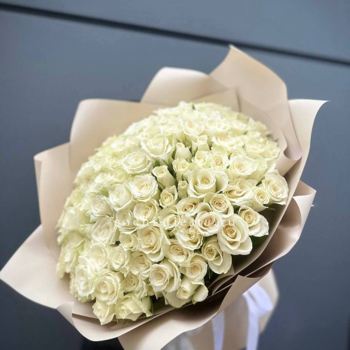 101 белая роза Атена в Тюмени