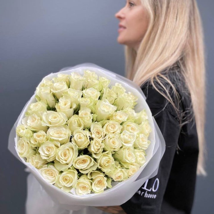 Воздушный букет из 51 белой кенийской розы в Тюмени