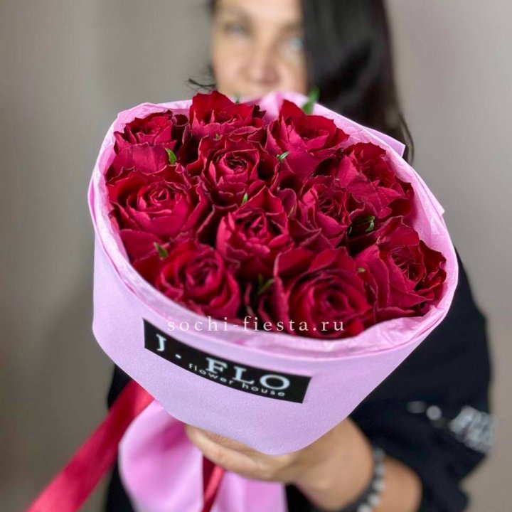 11 красных роз мадам ред в Тюмени