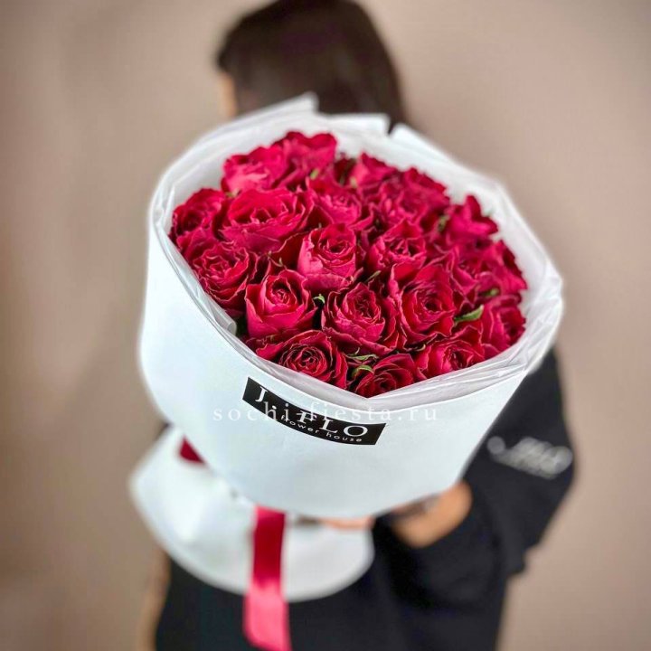 Букет красных роз мадам ред в Тюмени