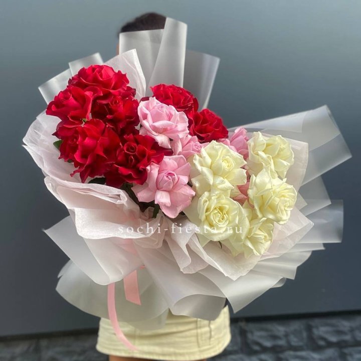 Микс из 17 роз в Тюмени