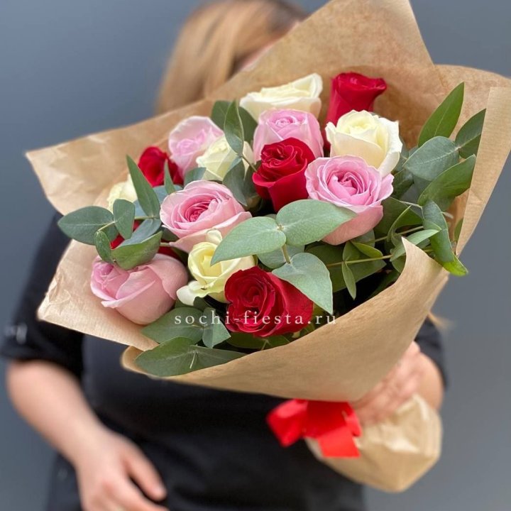 Букет из 15 роз с эвкалиптом в Тюмени