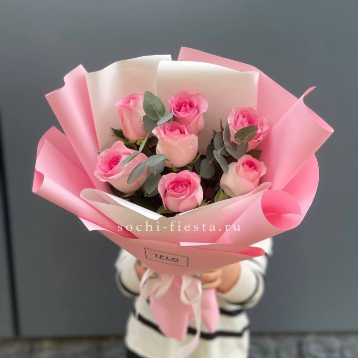 7 роз с эвкалиптом в Тюмени