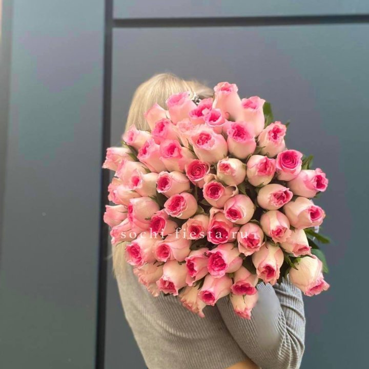 51 розовая роза в Тюмени