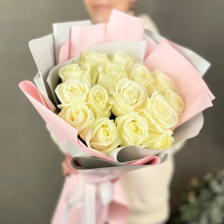 15 белых роз пудра в Тюмени