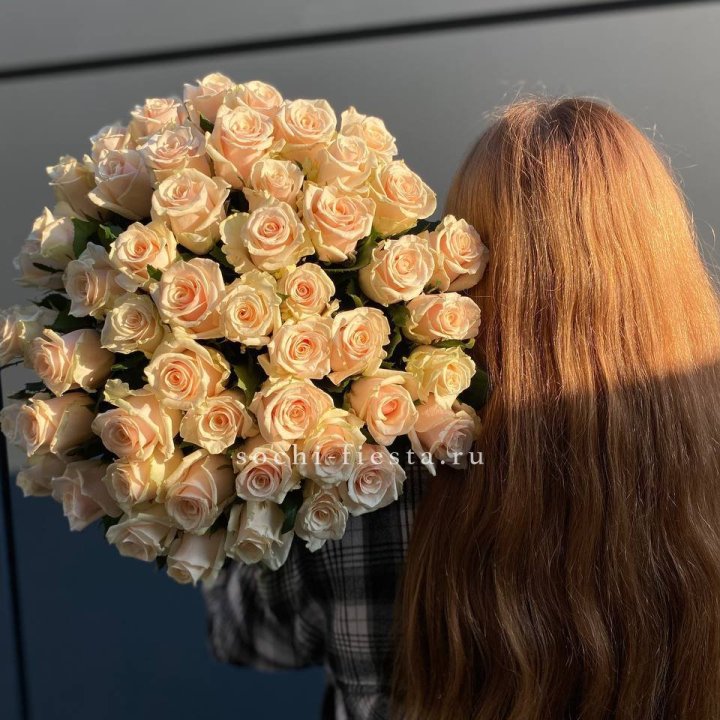 Охапка кремовых роз в Тюмени
