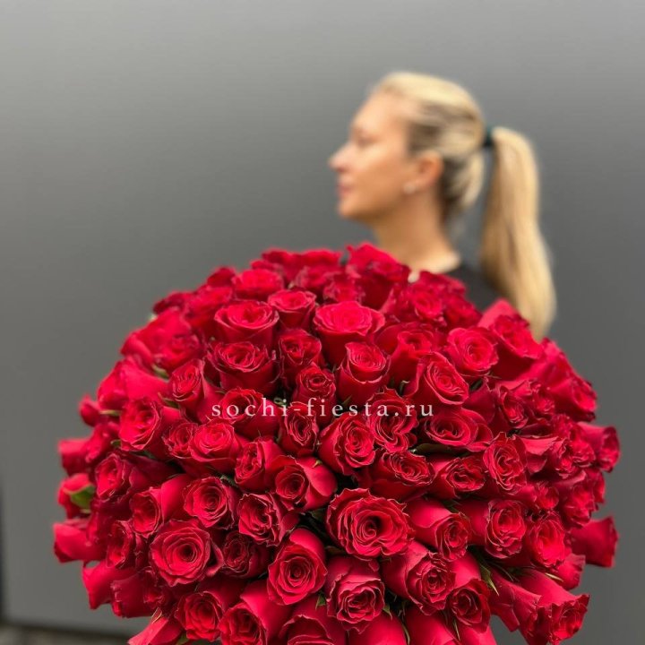 Охапка из 101 красной розы в Тюмени