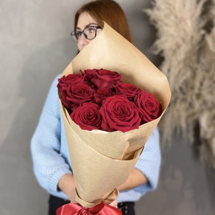 9 красных роз в крафте в Тюмени