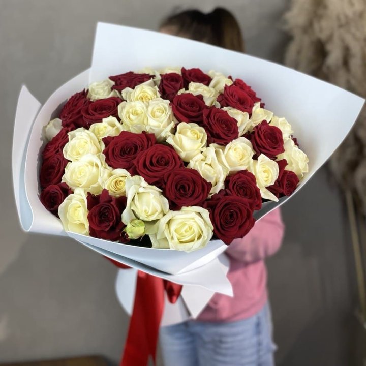 51 красная и белая роза в Тюмени