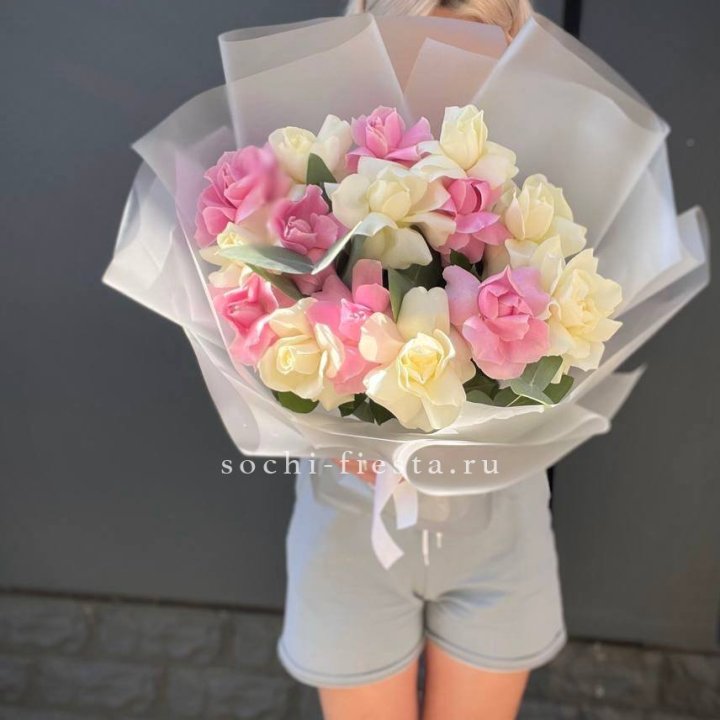 15 бело-розовых роз в Тюмени