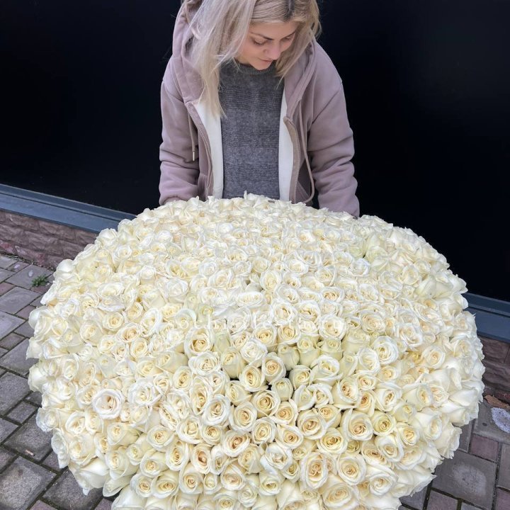 501 белая роза в корзине в Тюмени