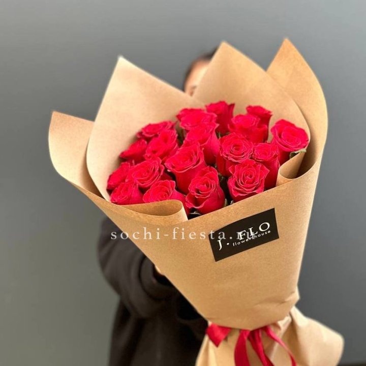19 красных роз в крафте в Тюмени