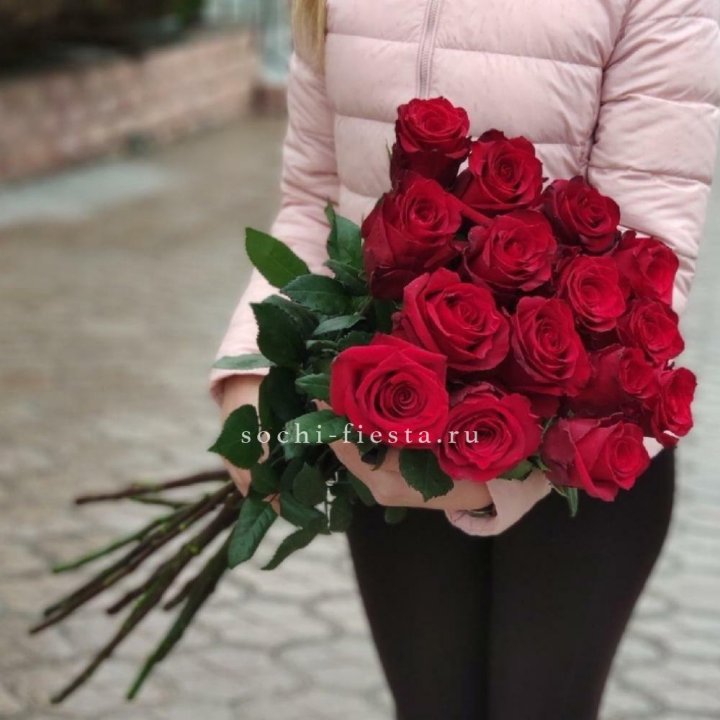 15 высоких красных роз в Тюмени