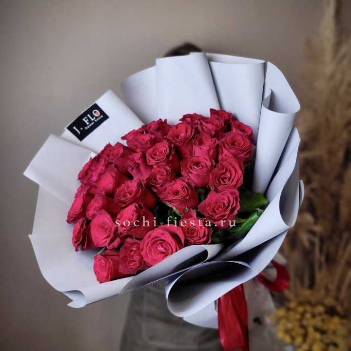 Красные розы 33 шт в Тюмени