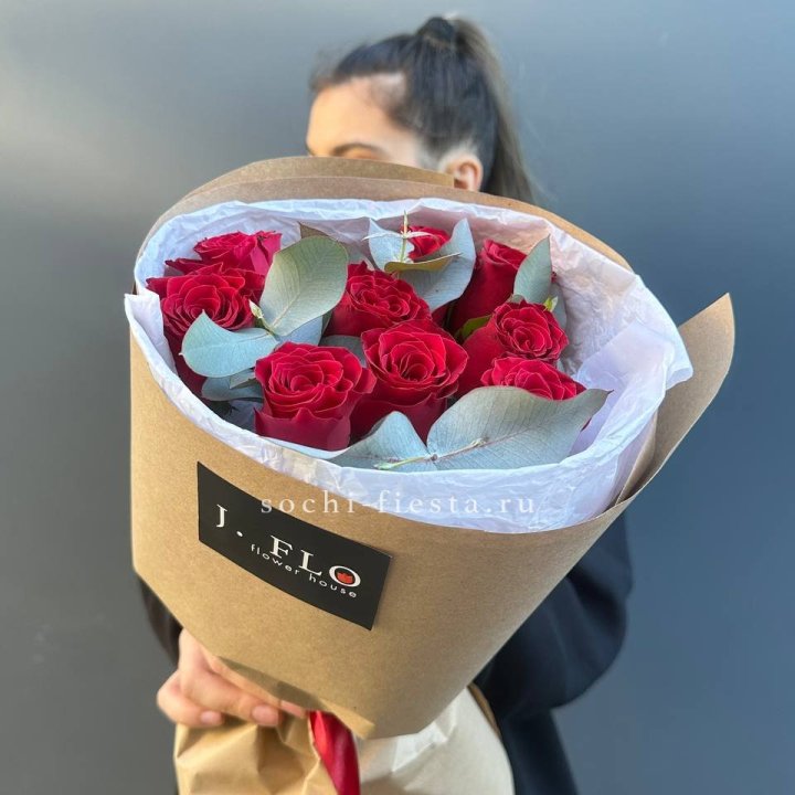 9 роз с эвкалиптом в Тюмени