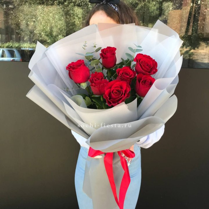 7 красных роз с эвкалиптом  в Тюмени