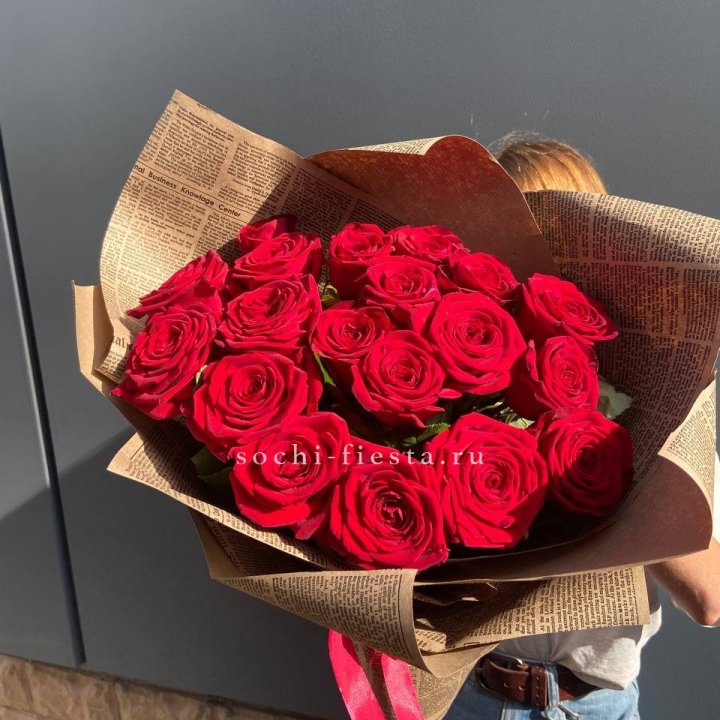 19 красных роз Леди Крафт в Тюмени