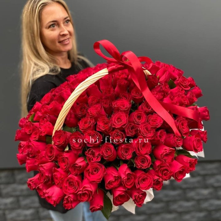 151 красная  роза в корзине в Тюмени