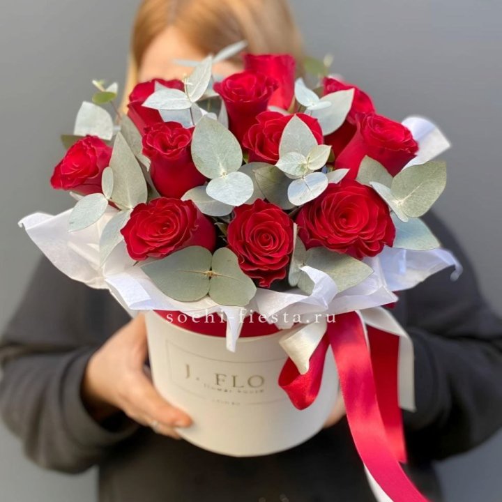 11 роз в шляпной коробке в Тюмени