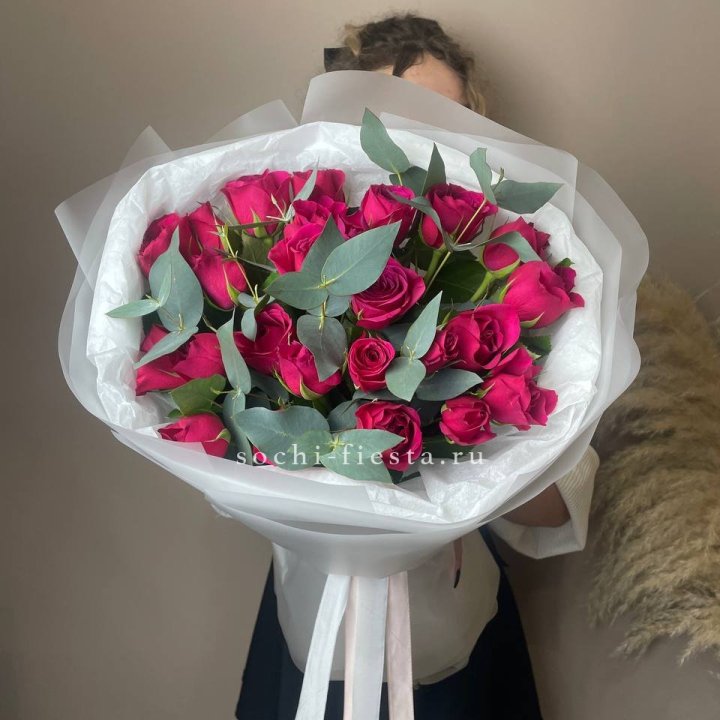 25 малиновых роз с эвкалиптом в Тюмени