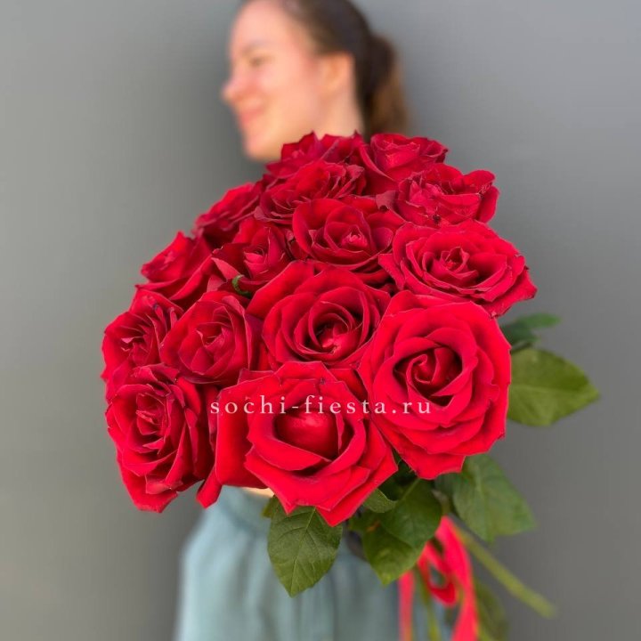 15 красных роз под ленту в Тюмени