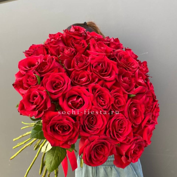 35 красных роз под ленту в Тюмени