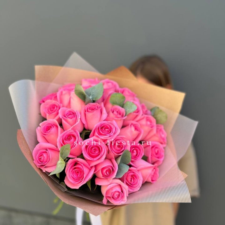 31 розовая роза с эвкалиптом в Тюмени