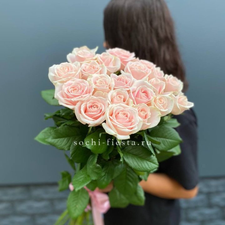 Высокие розовые розы в Тюмени