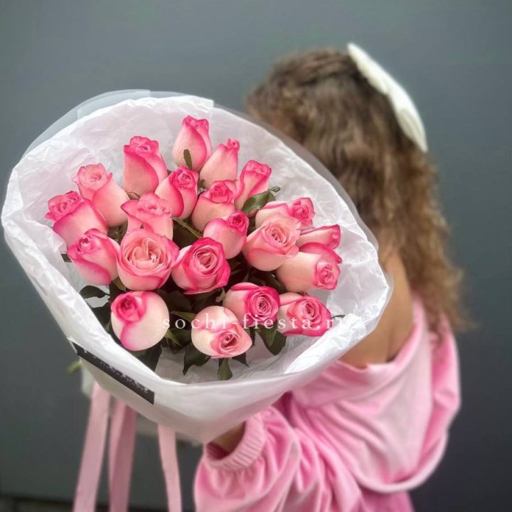 21 розовые розы Венди  в оформлении в Тюмени