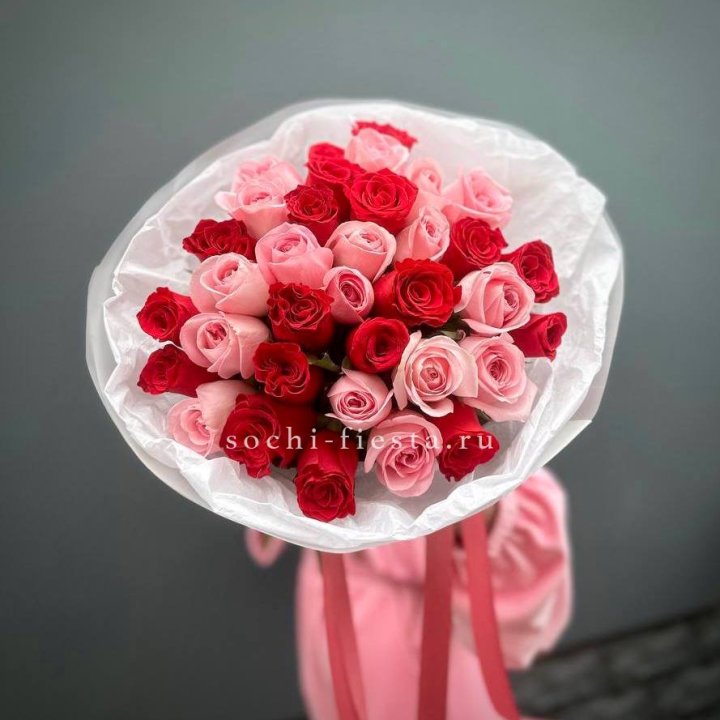 Букет красных и розовых 35 роз в Тюмени