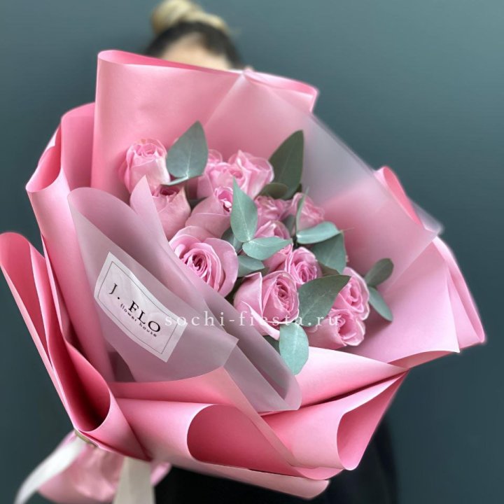 15 Розовых роз с эвкалиптом в Тюмени