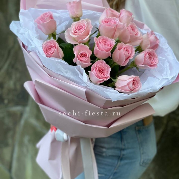Розовые розы в авторском оформлении в Тюмени
