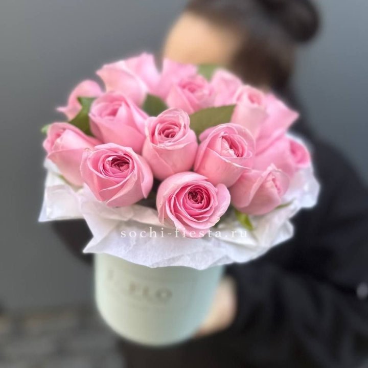 17 розовых роз в цилиндре в Тюмени