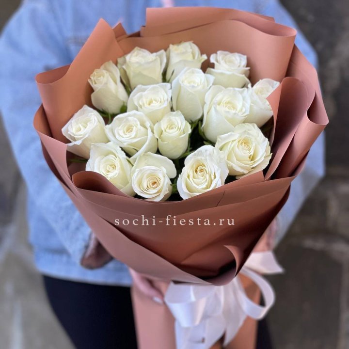 15 белых роз сиена в Тюмени