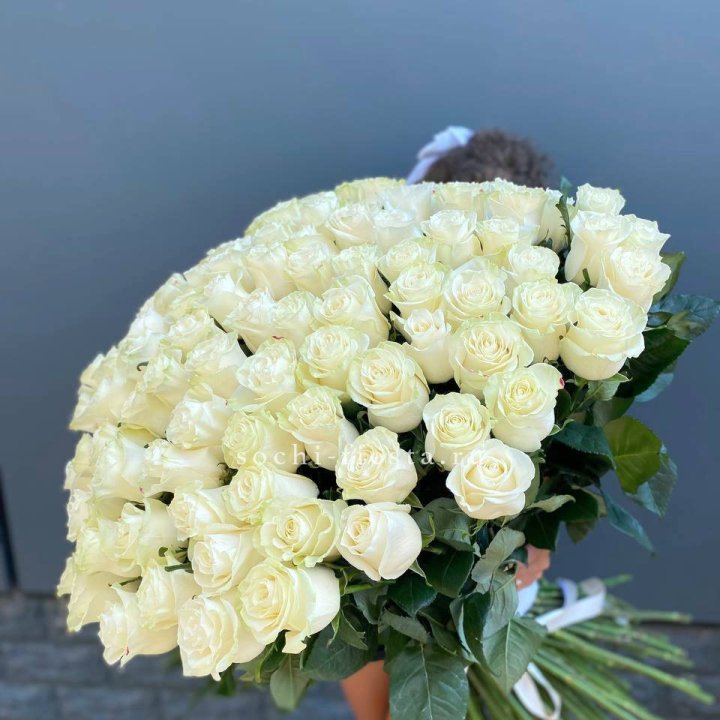 101 белая высокая роза в Тюмени
