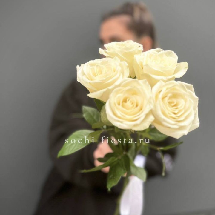Букет 5 белых роз  в Тюмени