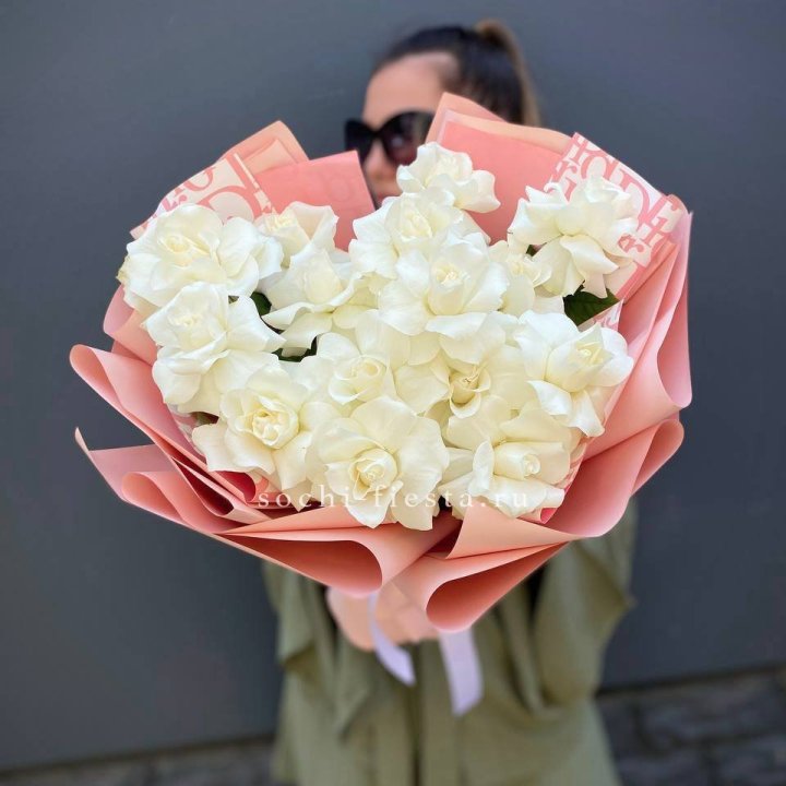 Белые розы "Аморе" в Тюмени