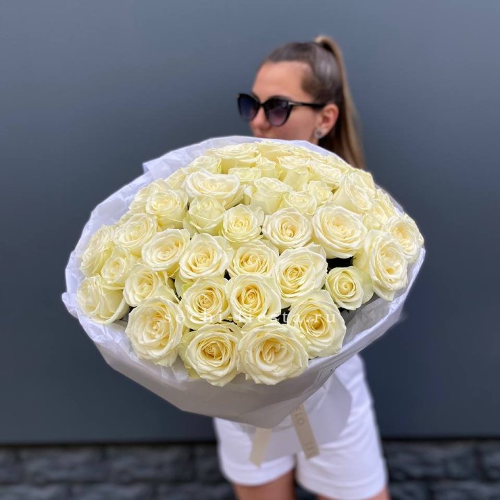 51 белая роза  в Тюмени