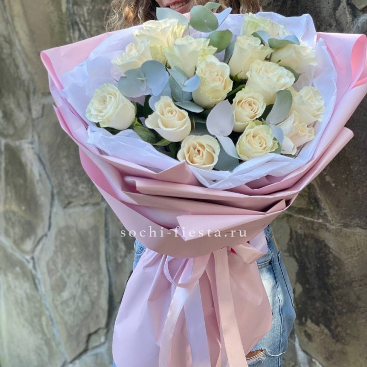 Белые розы в авторском оформлении в Тюмени