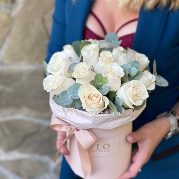 Цилиндр из белых роз в Тюмени