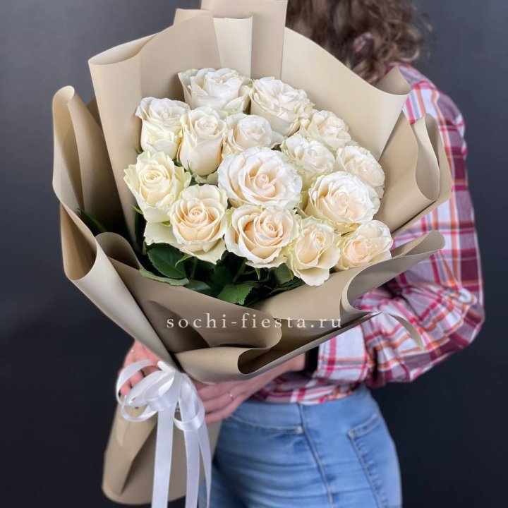15 белых роз кофе в Тюмени
