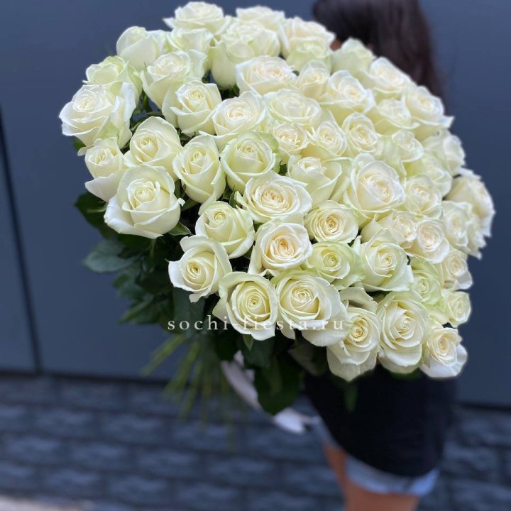 51 белоснежная высокая роза в Тюмени