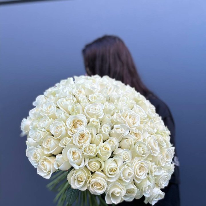 Охапка из 101 белой розы  в Тюмени