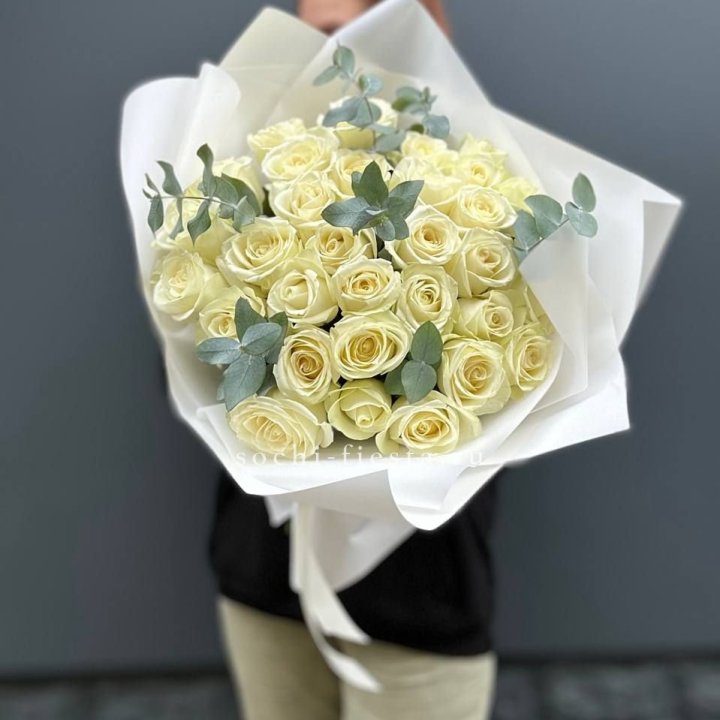 31 белая роза с эвкалиптом в Тюмени