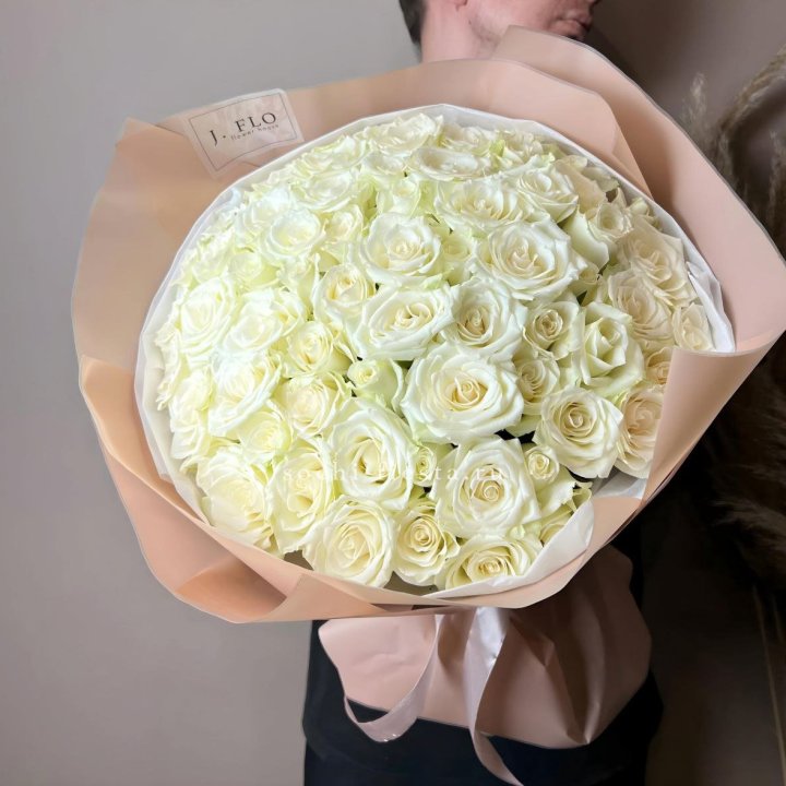 51 белая  роза в оформлении в Тюмени