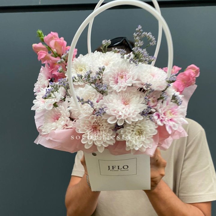 Сумочка из стойких цветов  в Тюмени