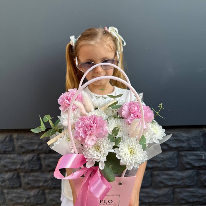 Сумочка из стойких хризантем и диантуса в Тюмени