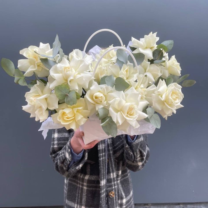 15 белых роз в сумочке в Тюмени