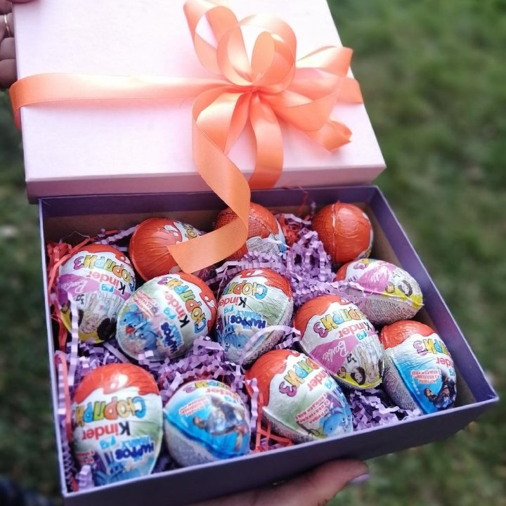 Коробка с киндерами в Тюмени